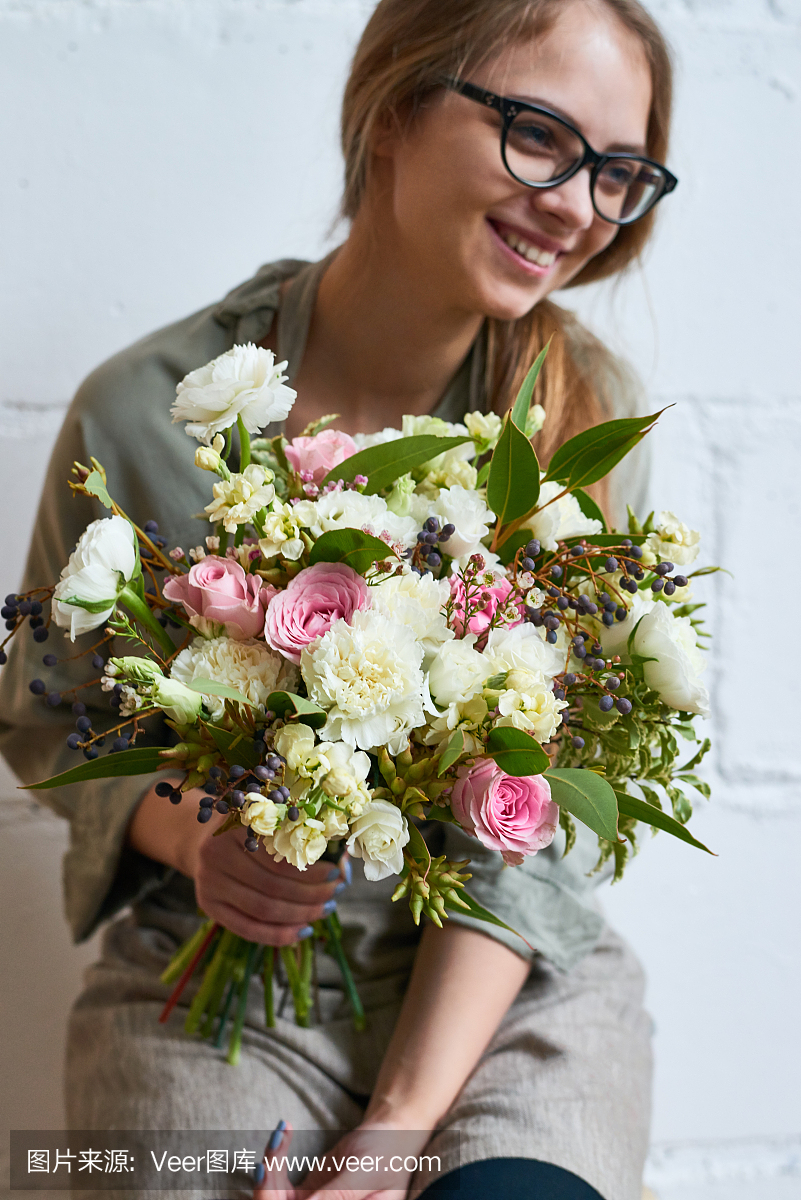 快乐的女人用花