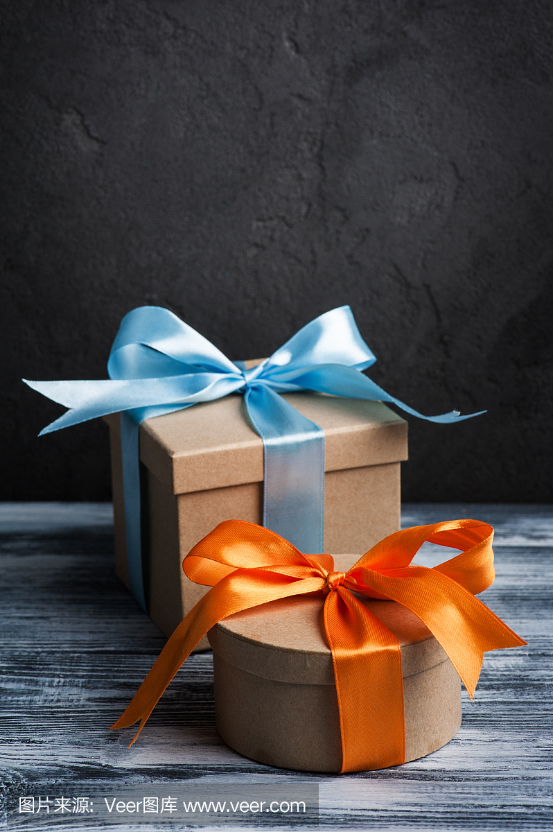蓝色和橙色弓与手工礼物盒