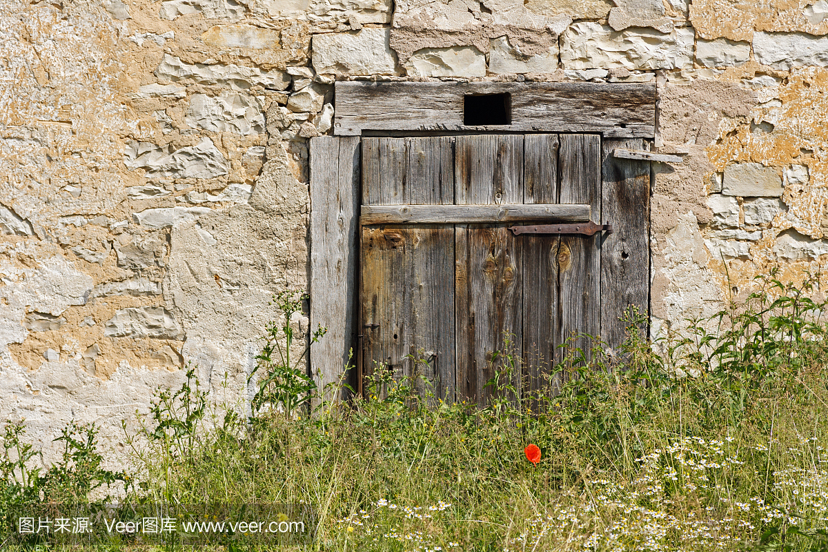 巴伐利亚州弗兰肯尼亚的旧破旧的稳定的风化门
