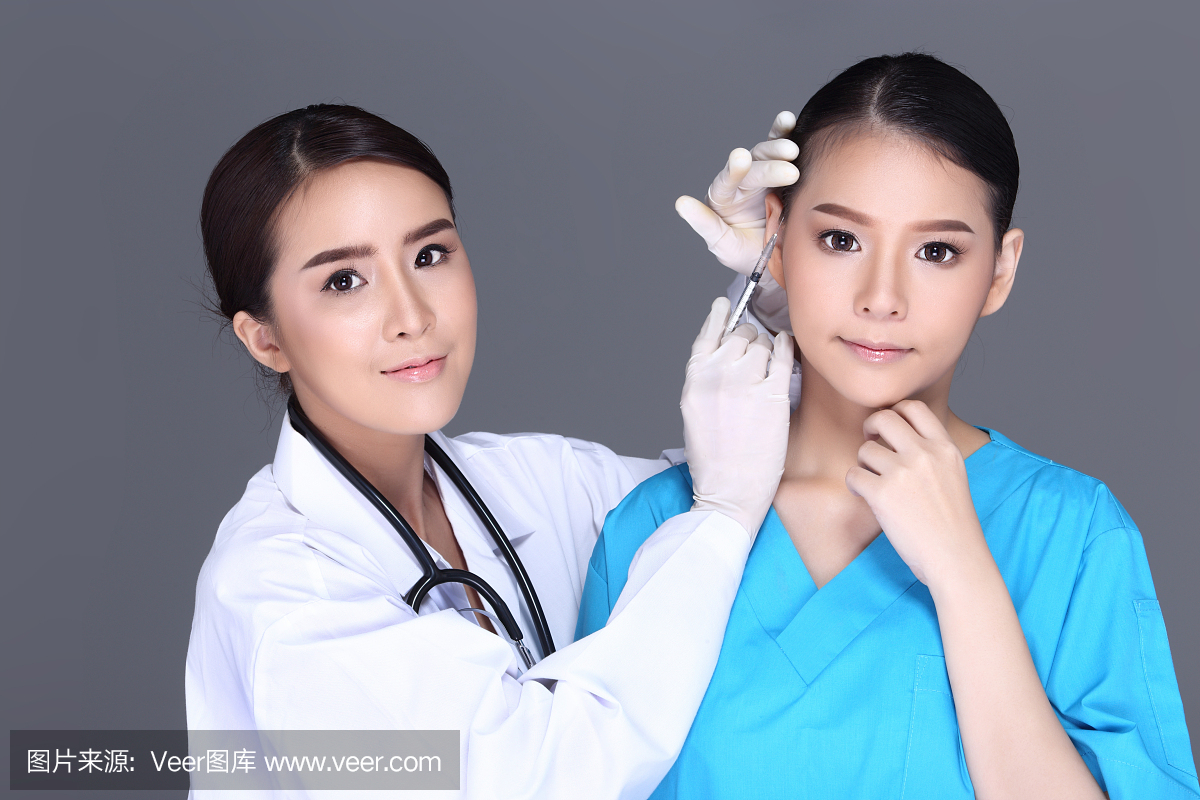 美容师医生检查诊断整形手术前的面部结构患者
