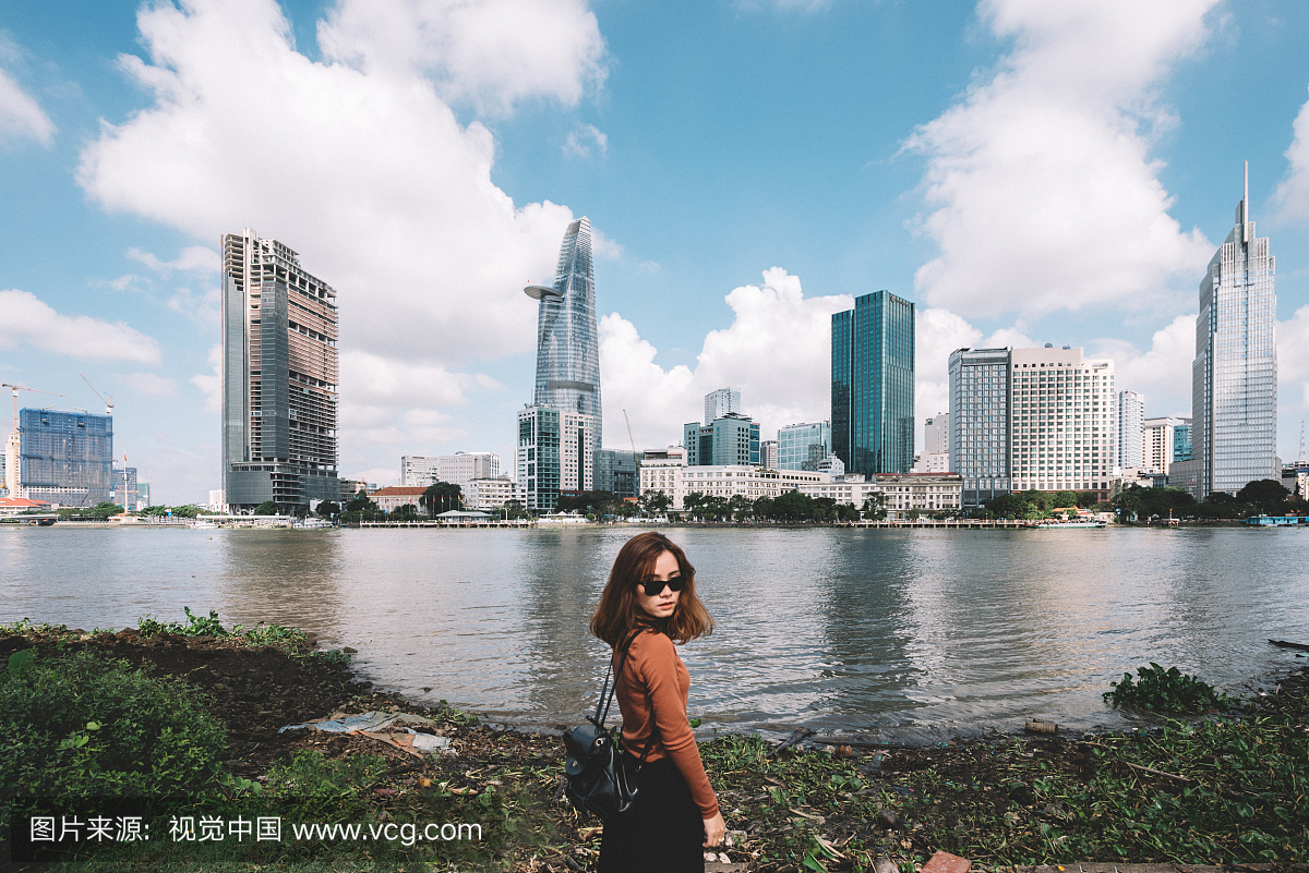 回顾与在背景的现代skyscrapraper的越南美丽