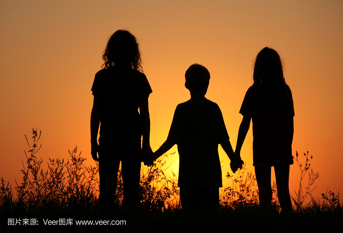 三个孩子的家庭,多口之家,三个人,三个