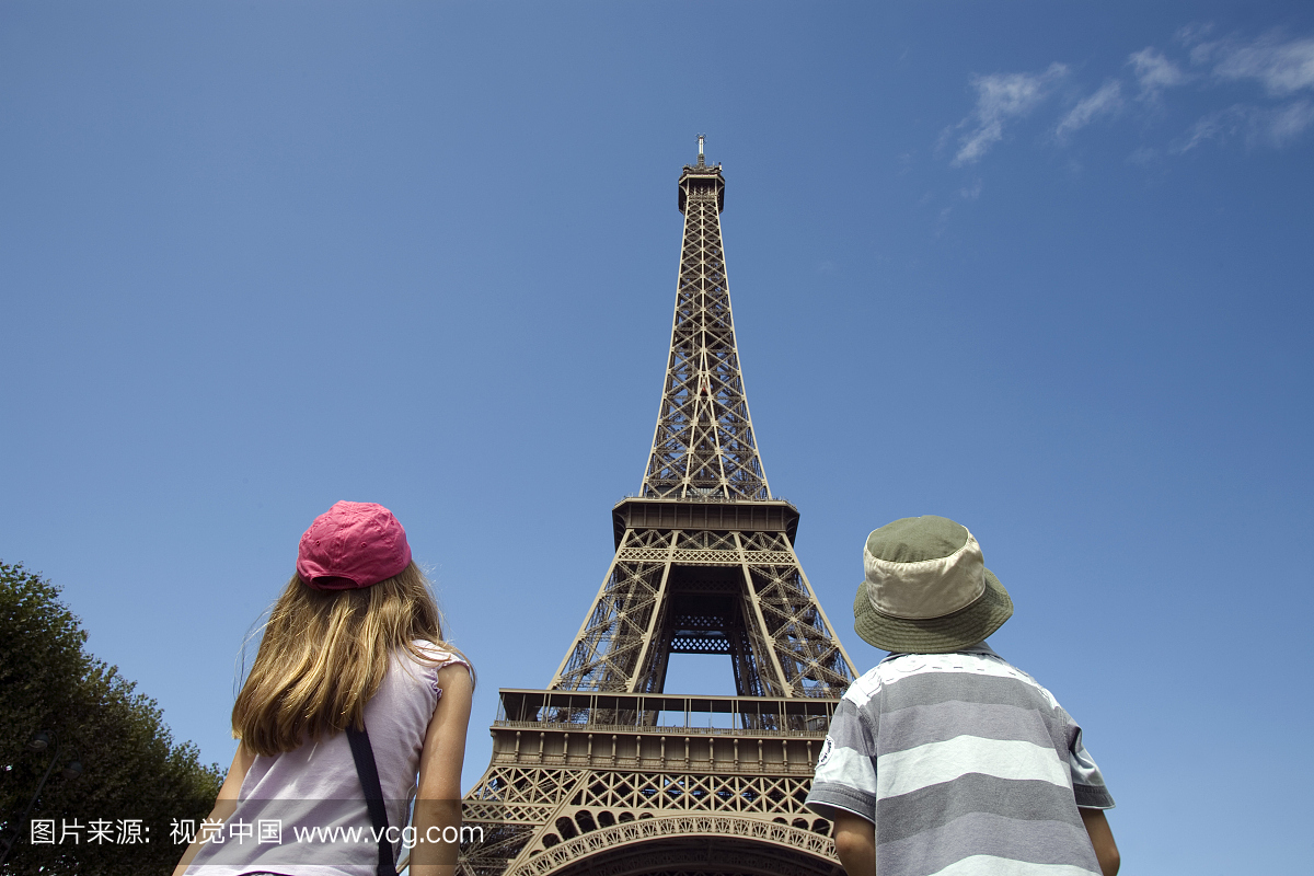 法国巴黎。一个男孩和女孩望着艾菲尔铁塔。 