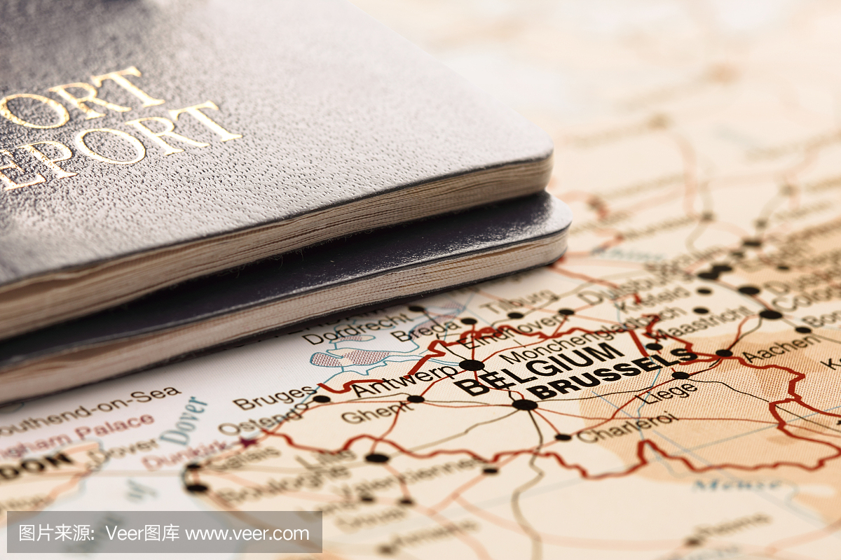 目的地比利时两张护照在地图上。旅游概念。