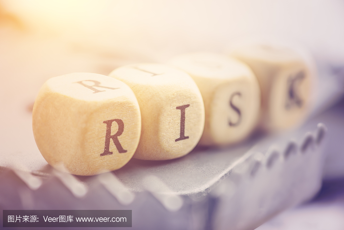 四只骰子被安排在一个老鼠陷阱中的风险一词