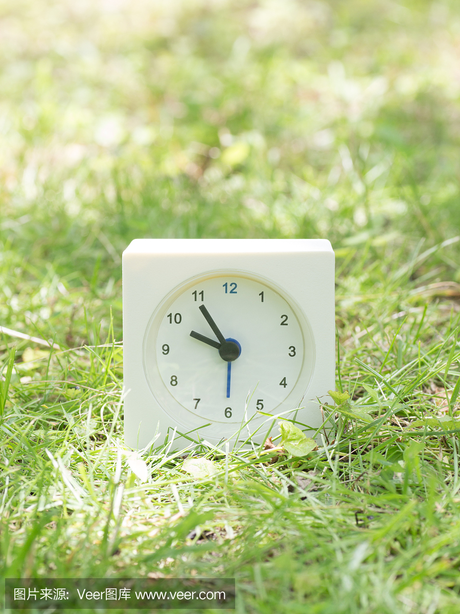 白色简单的时钟在草坪场,9:55九点五十五分