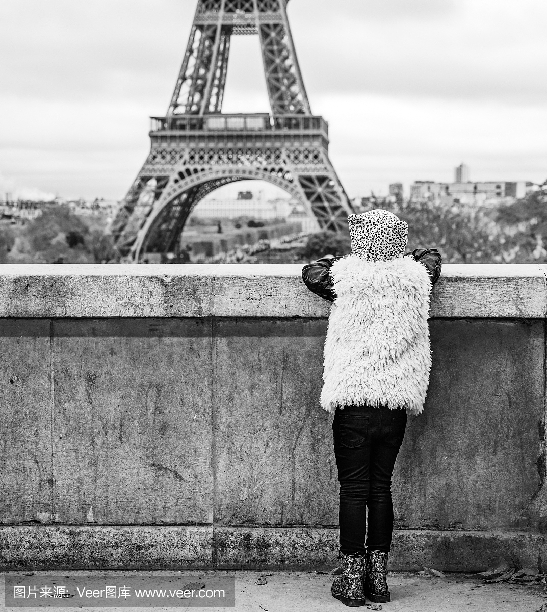 从法国巴黎的现代女孩身后看