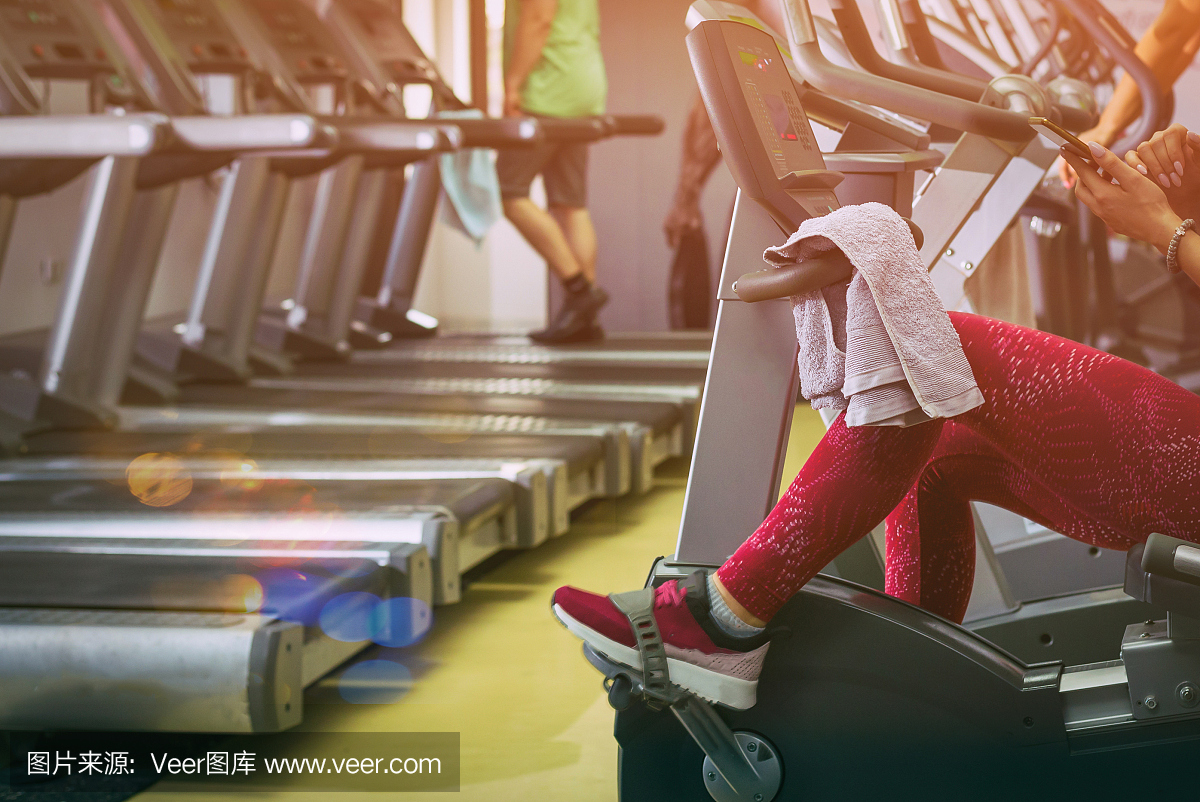 年轻女子在健身房打字短信