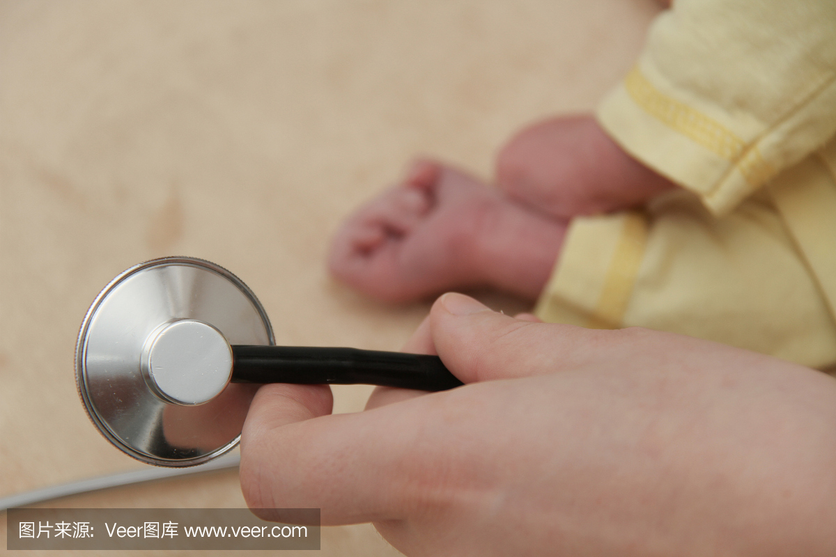 宝宝用听诊器的护士进行肺部检查