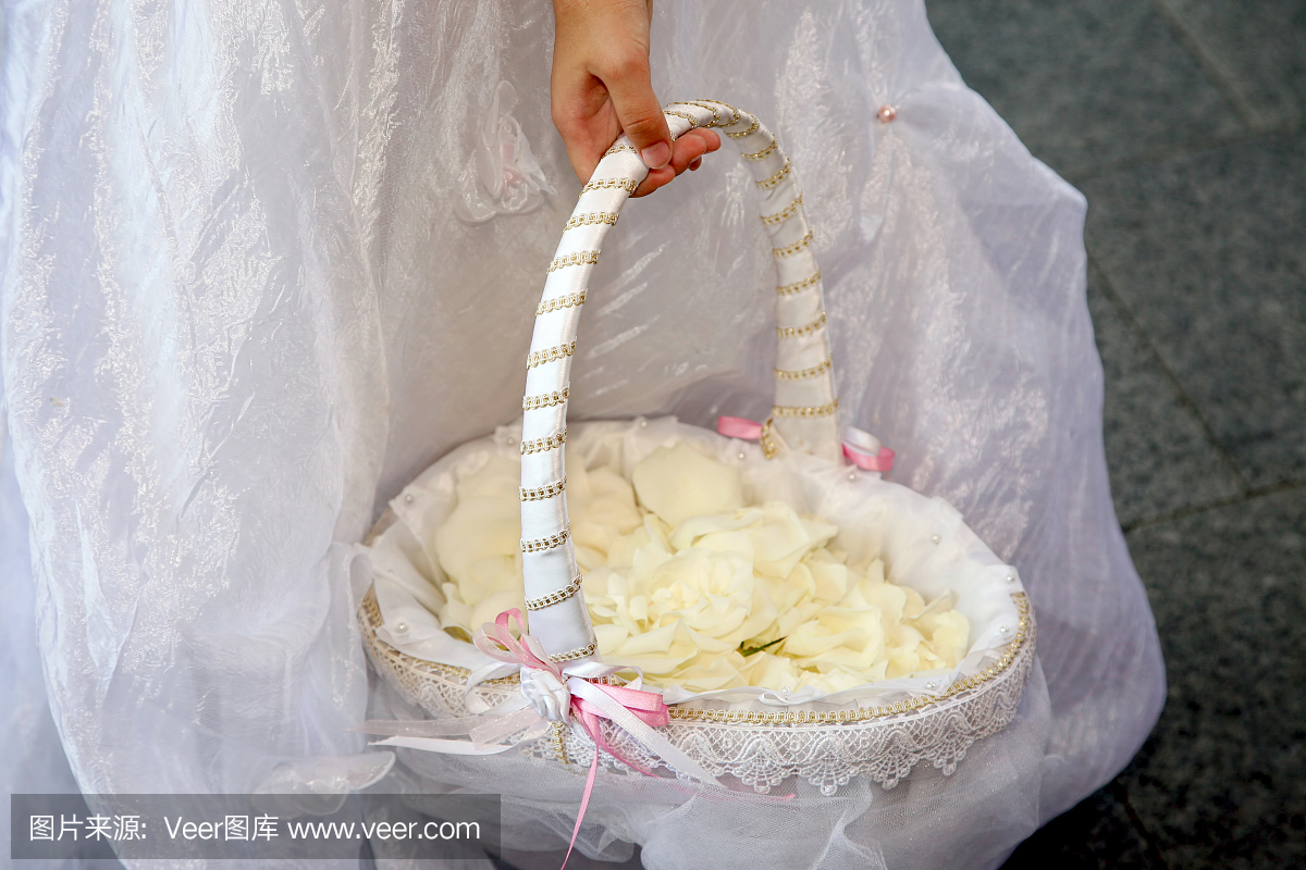伴娘带着玫瑰花瓣的篮子