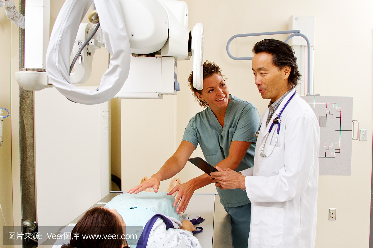 放射科医师和技术人员与患者交谈