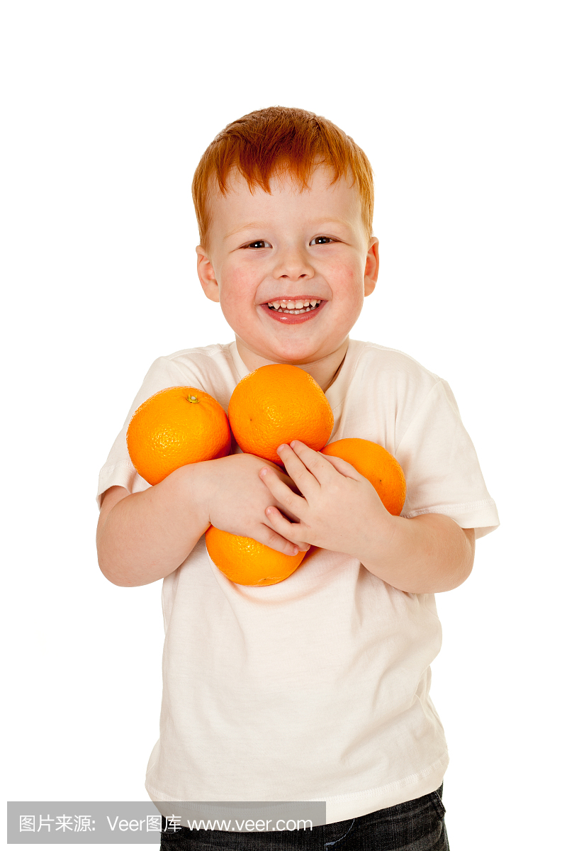 红头发的男孩与孤立在白色的橘子