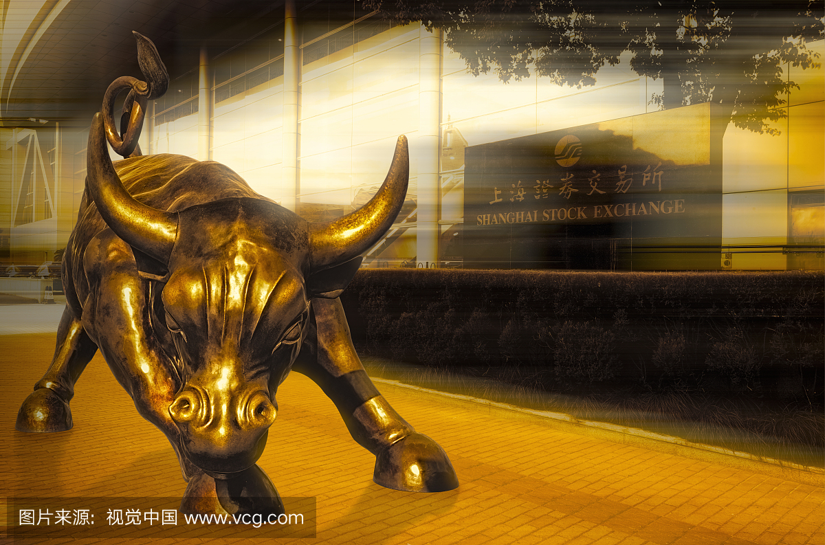 象征财富的铜牛和上海证券交易所大楼