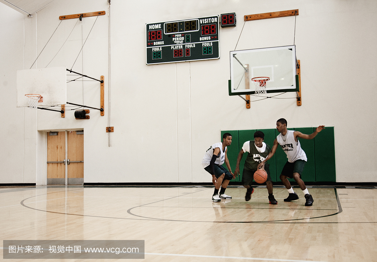 非洲篮球运动员在健身房练习