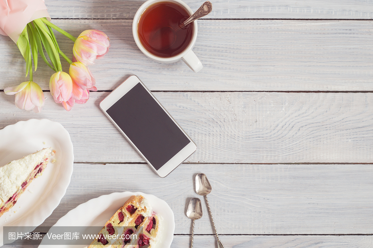 蛋糕,手机,喝杯茶,粉红色郁金香白色木制的桌子