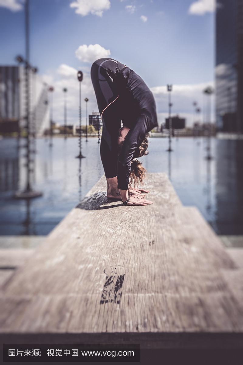 在城市设置,巴黎湖附近做瑜伽的女人