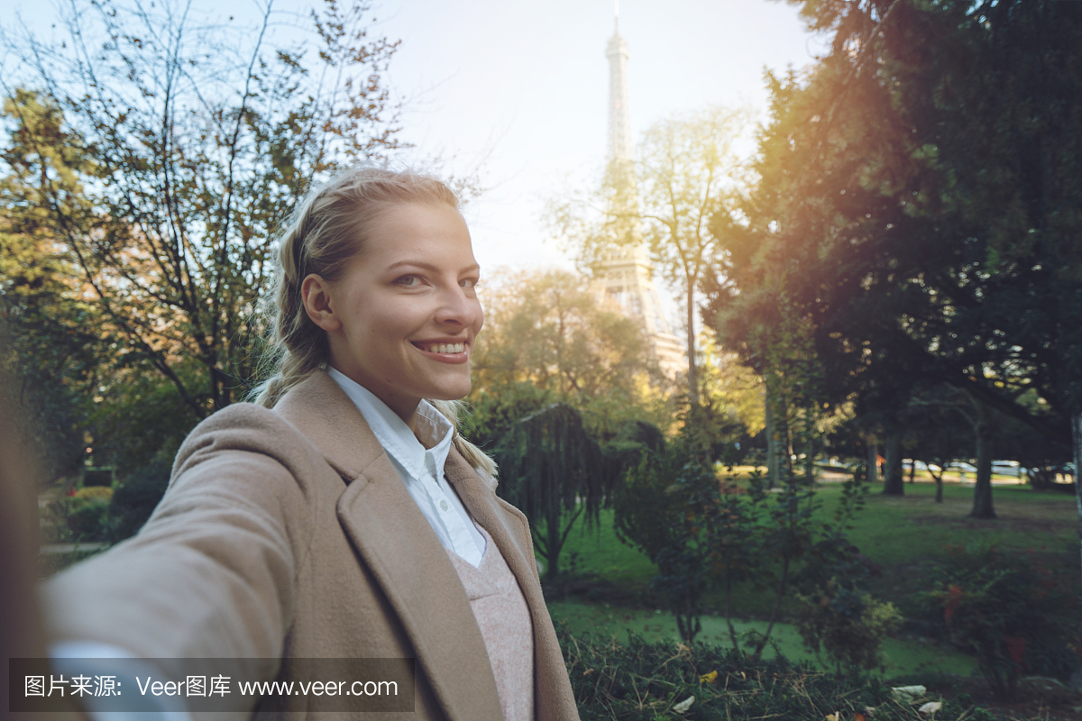 金发女孩在法国巴黎采取与埃菲尔铁塔的自拍照