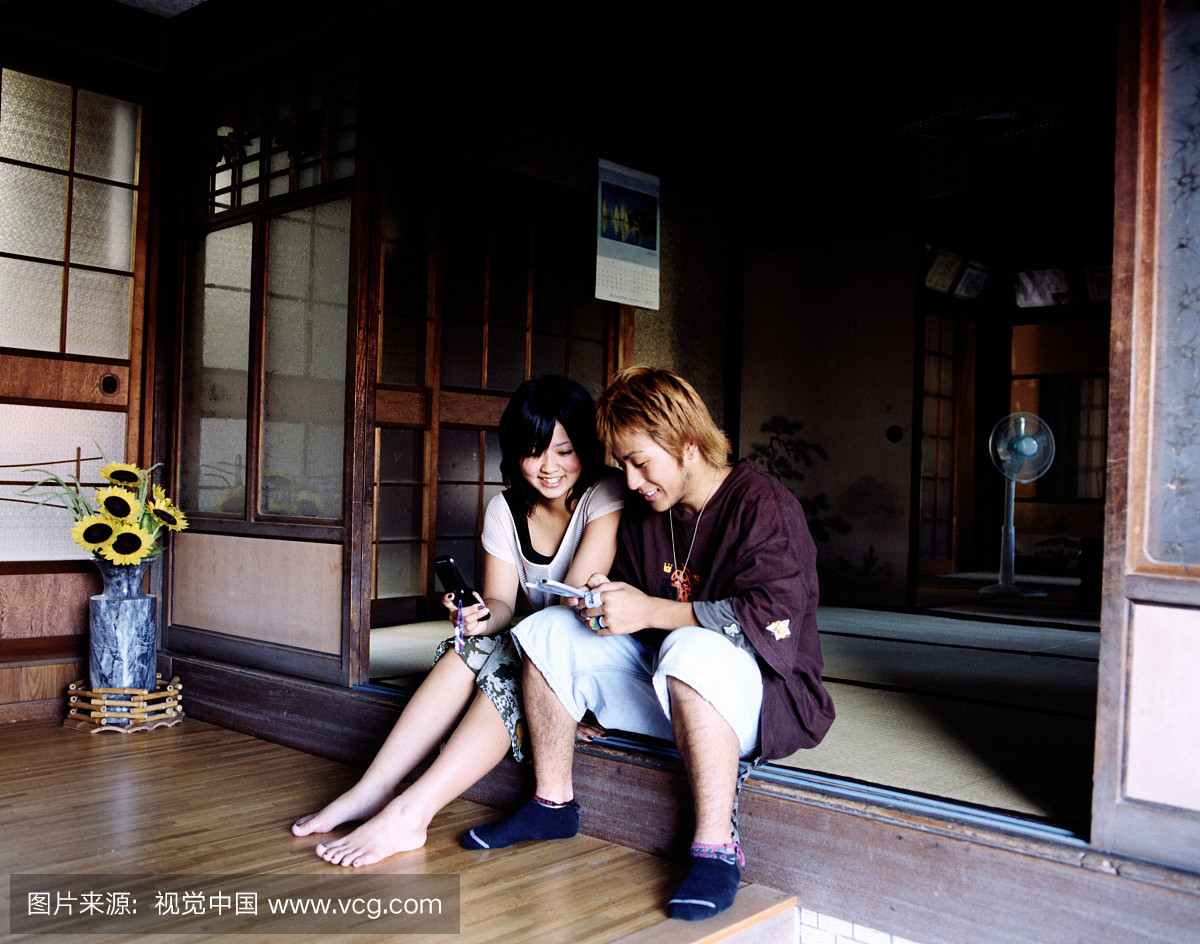 十几岁的女孩和台阶(16-18岁)体检女生上,看着男孩做坐在图片
