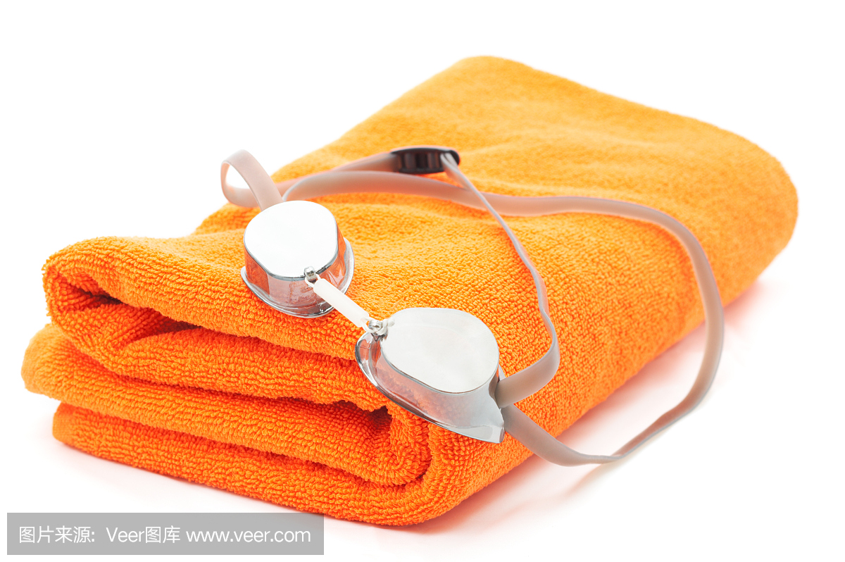折叠的橙色毛巾和一副护目镜