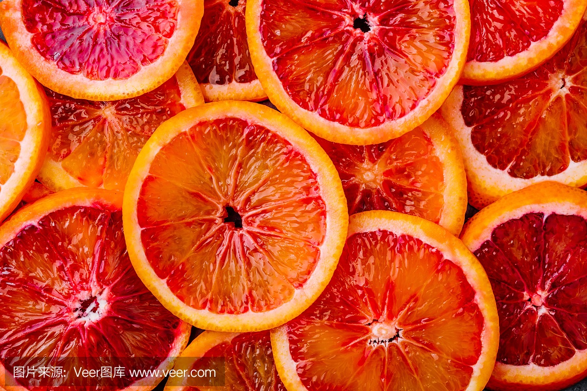 背景由成熟多汁的血橙片组成。