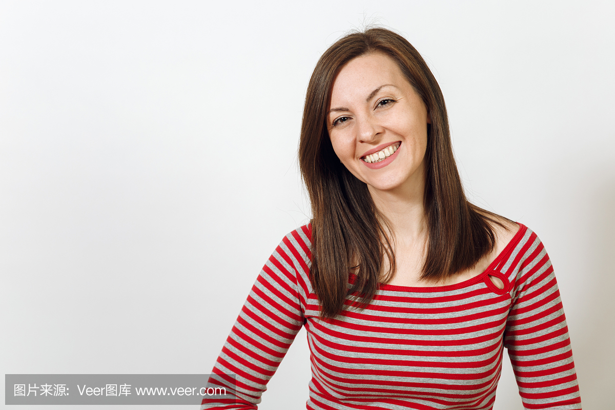 华丽的欧洲年轻快乐棕发女人与健康清洁皮肤和