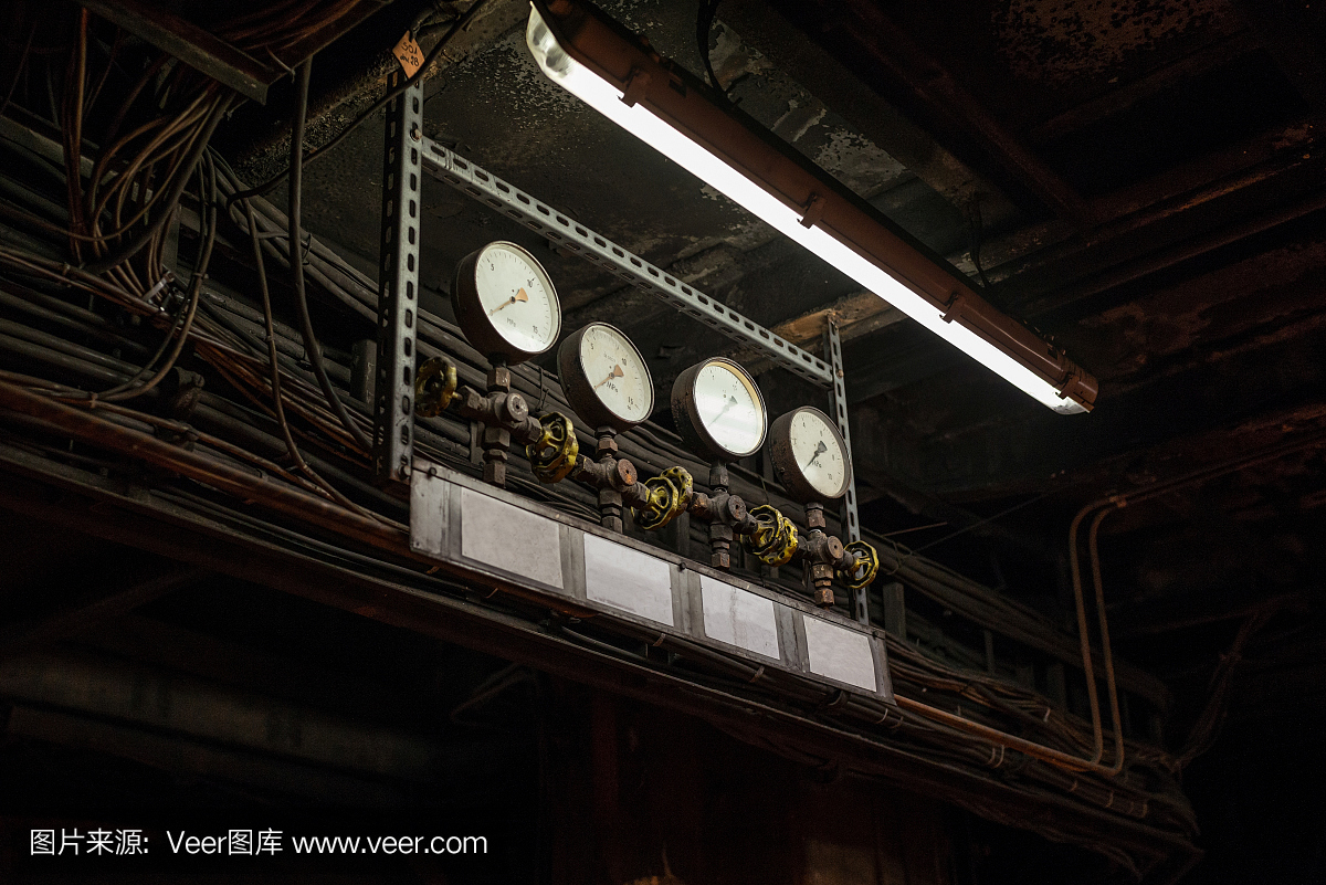 老生锈的压力表和阀门