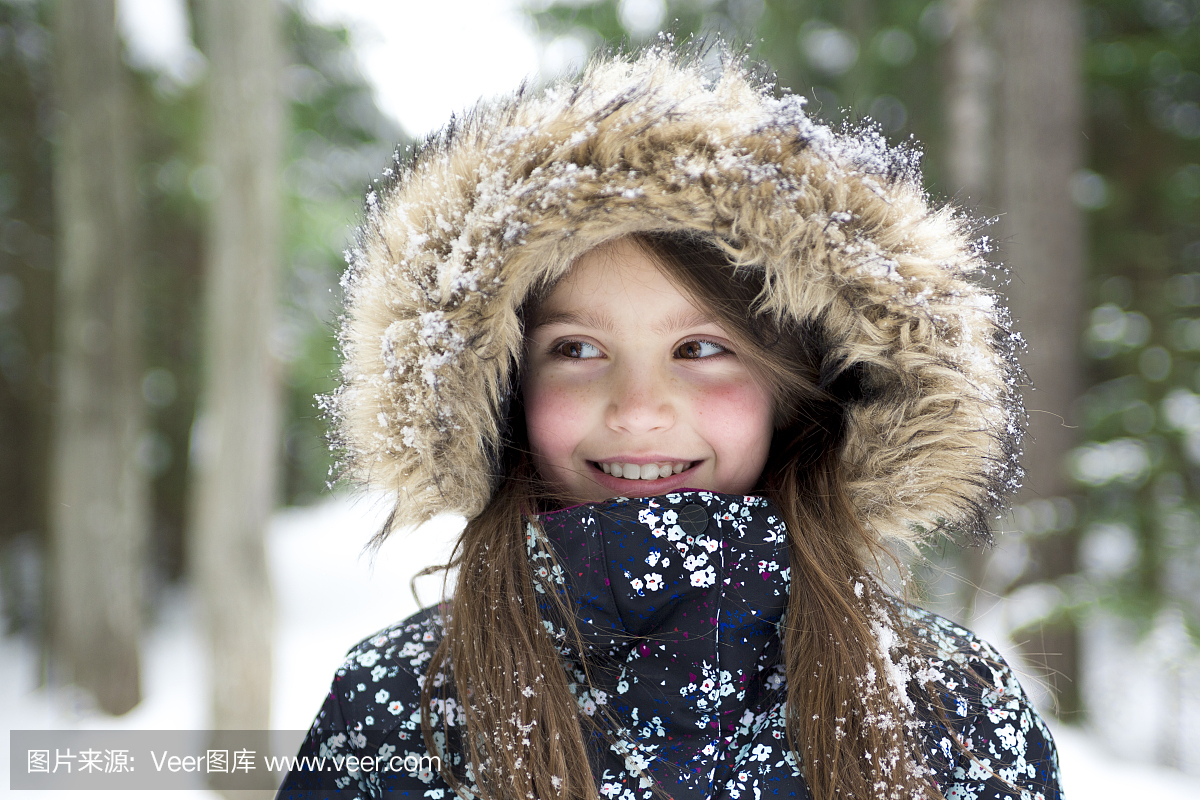 冬天的女孩衣服。孩子外面的照片