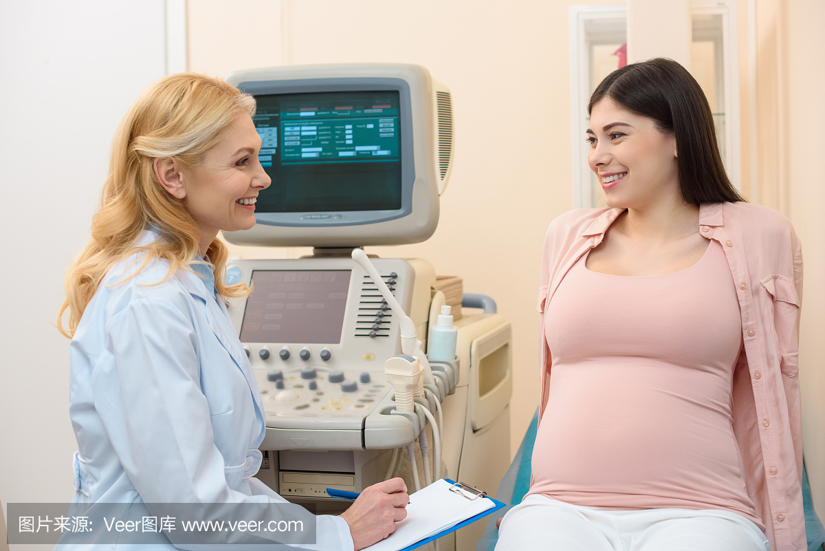 咨询孕妇的成熟女性产科妇产科医师在超声波扫