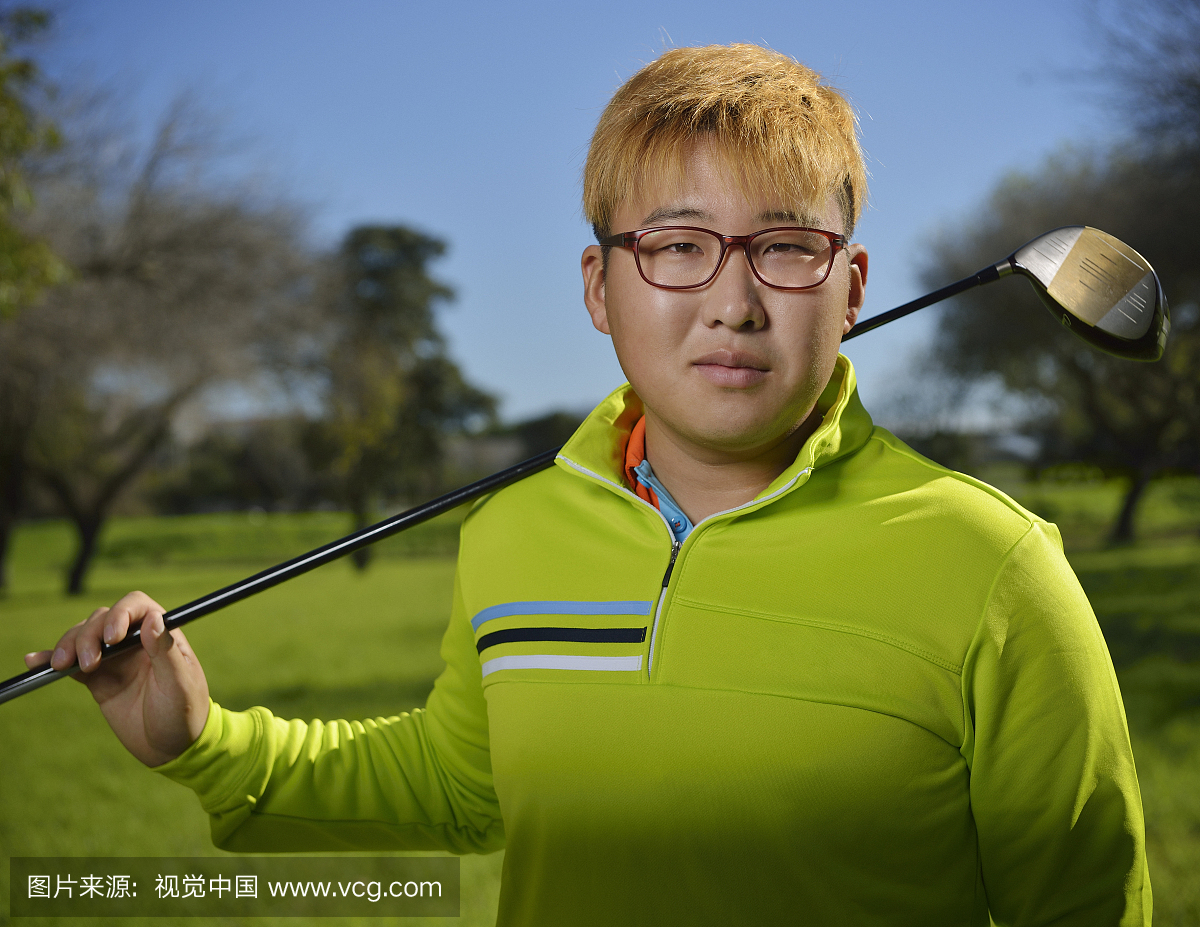 年轻的韩国高尔夫球手的肖像