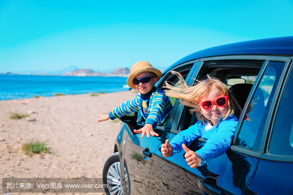 小男孩和女孩喜欢在海滩乘汽车旅行