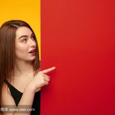 女孩用纸板打手势