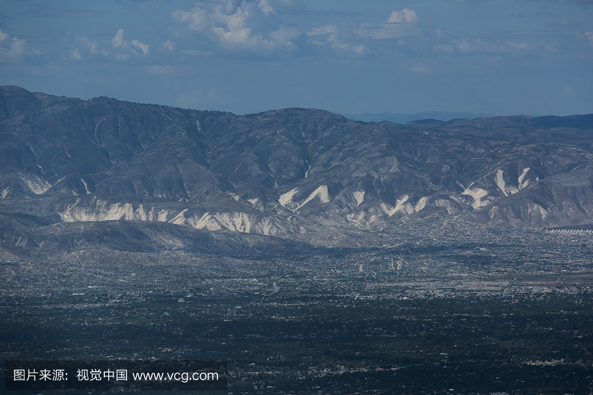 查看通往多米尼加共和国的港口附近的山脉