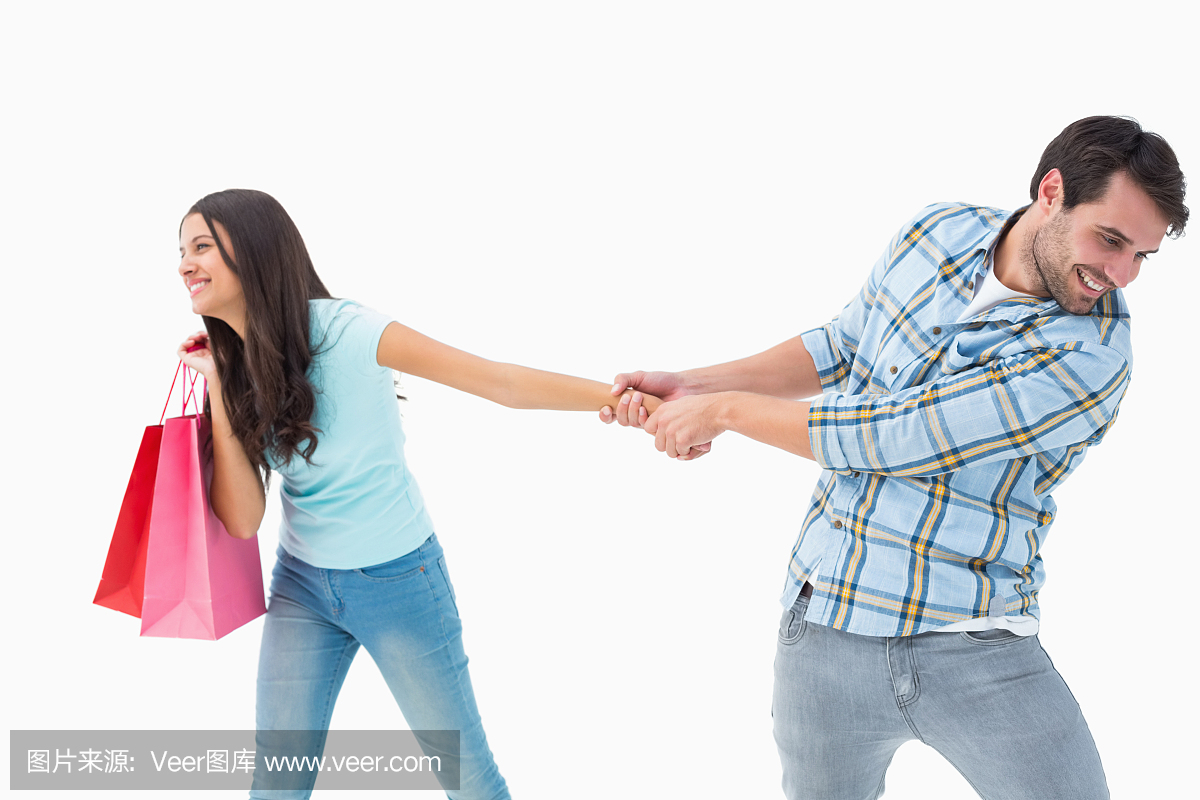有吸引力的年轻人拉着他的购物狂女朋友