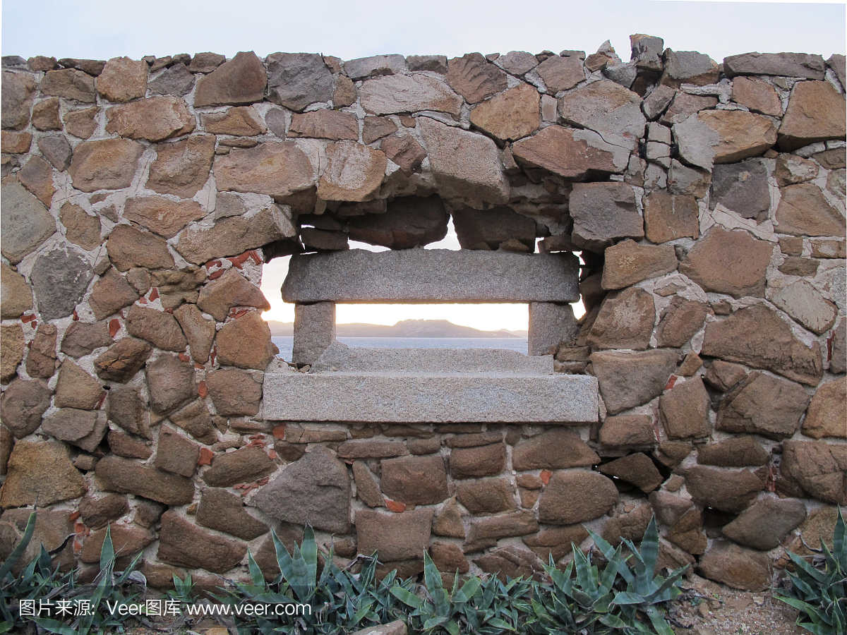 花岗岩窗口在古老的设防与海洋全景,卡普雷拉