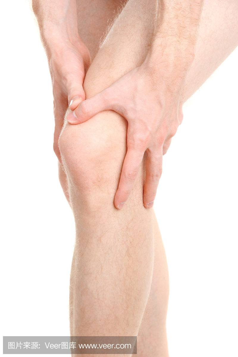 男人拿着酸痛的膝盖,孤立在白色