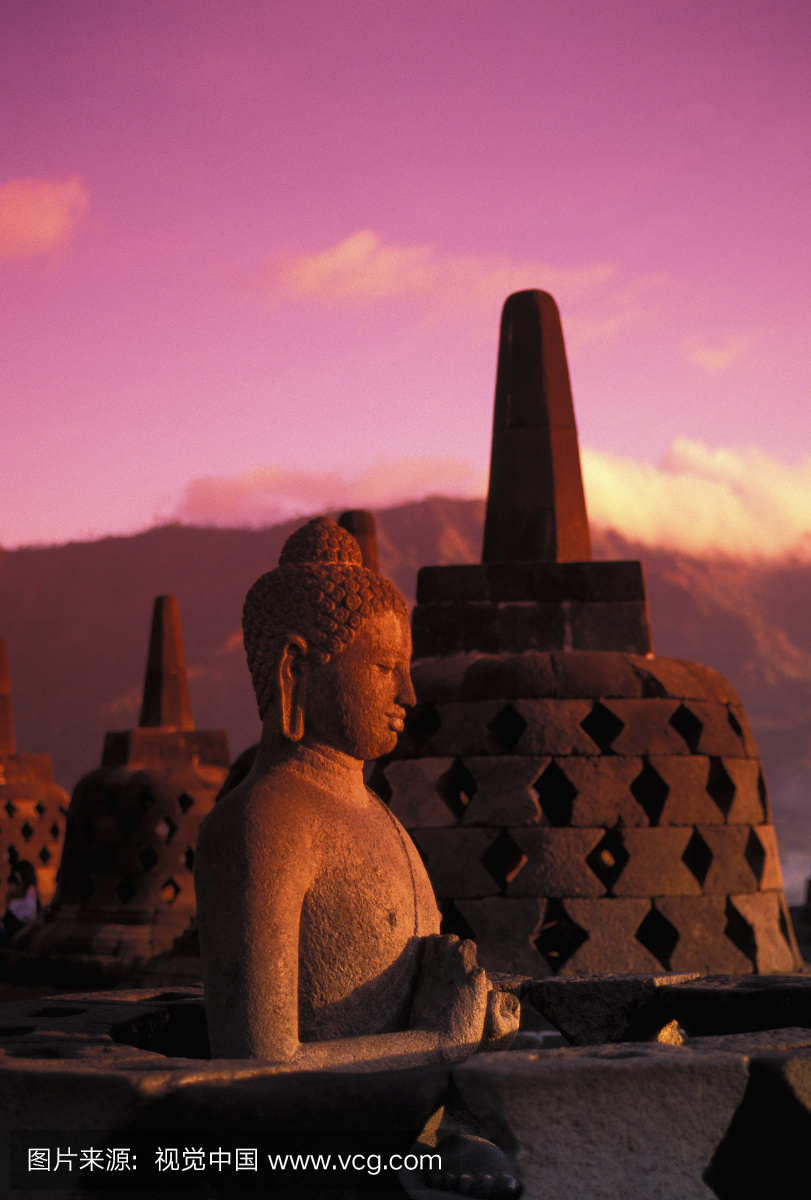 印度尼西亚,爪哇,婆罗浮屠寺和佛像在日出时,粉
