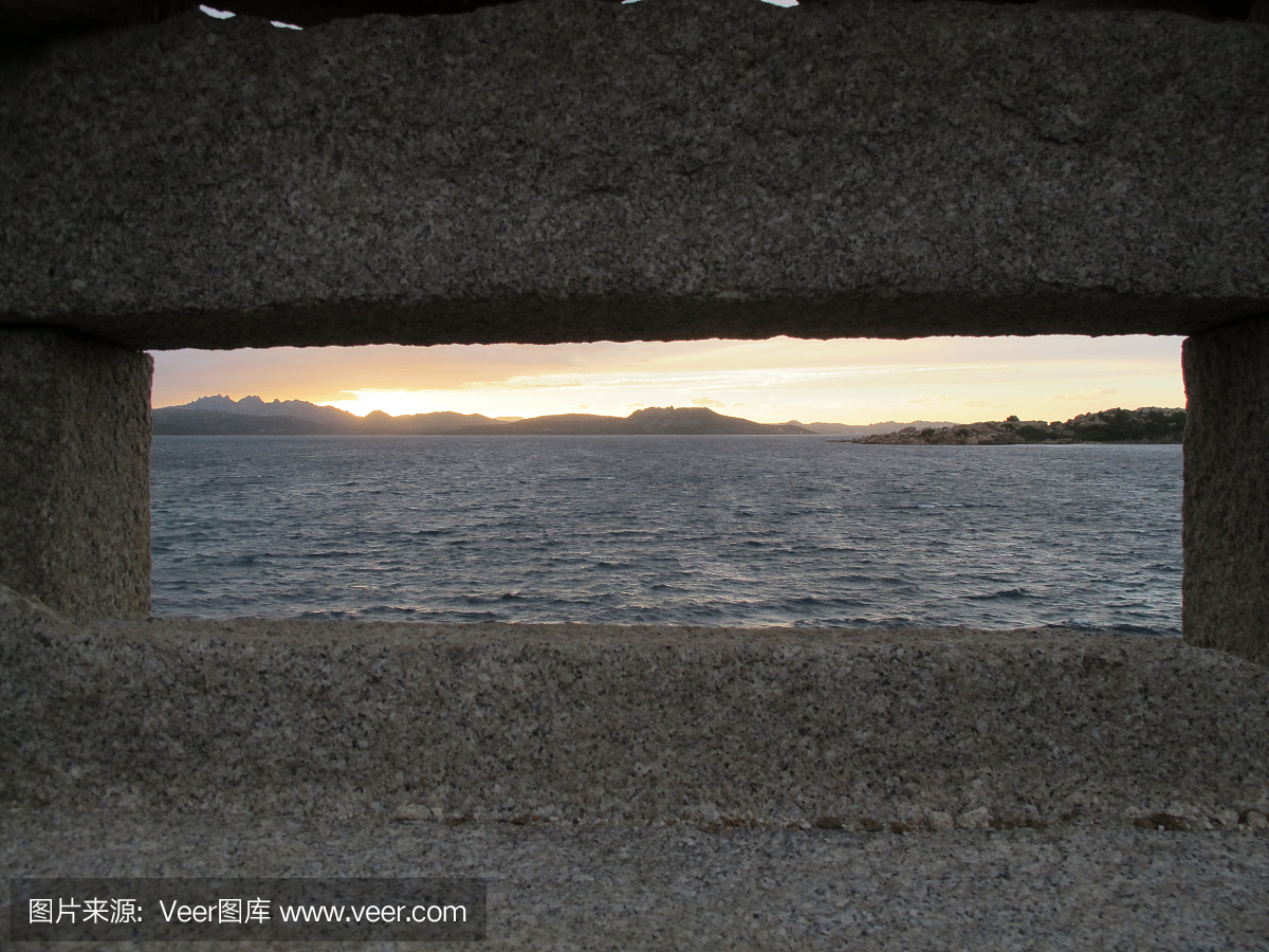 花岗岩窗口在古老的设防与海洋全景,卡普雷拉