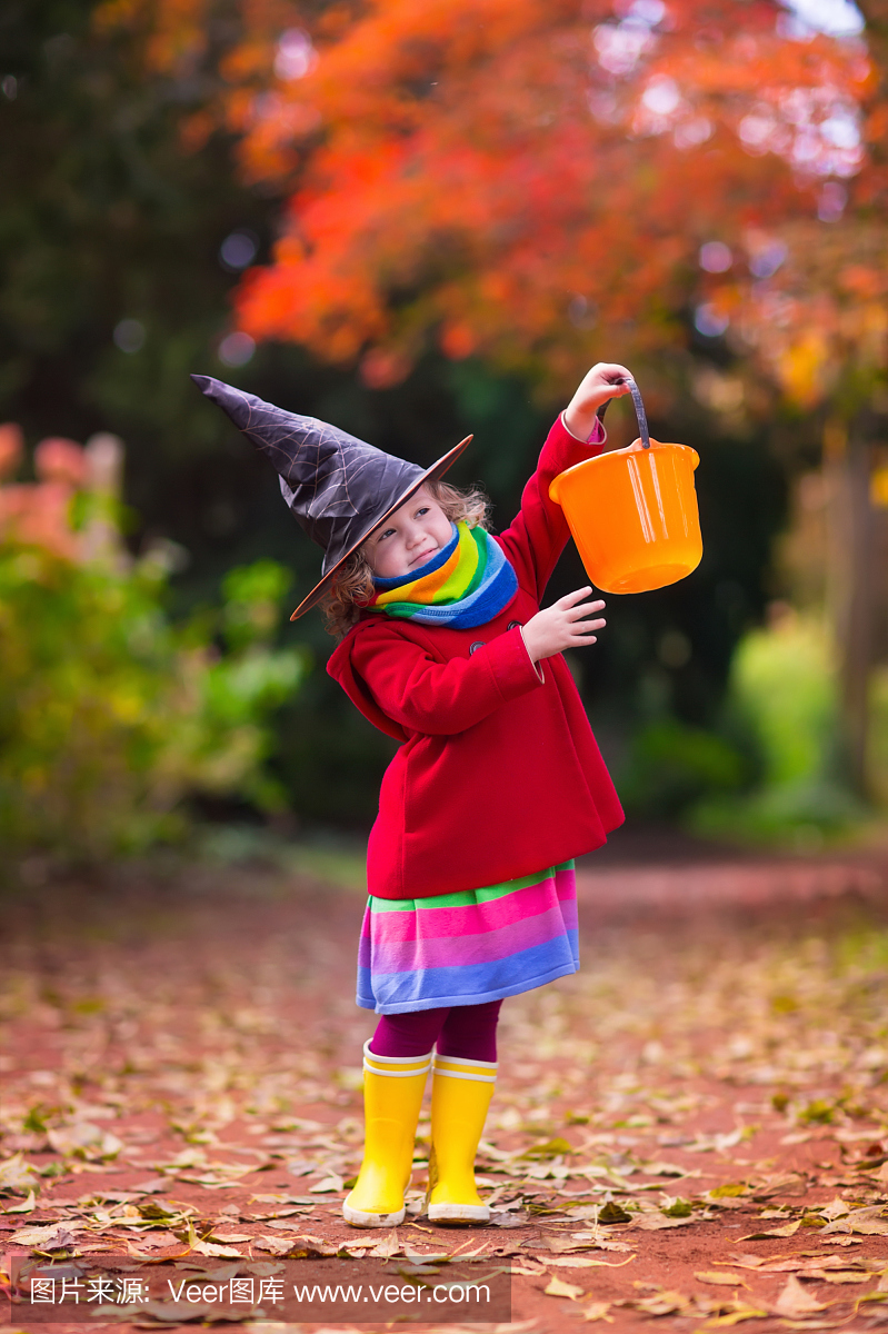 在万圣节的女巫服装的小女孩