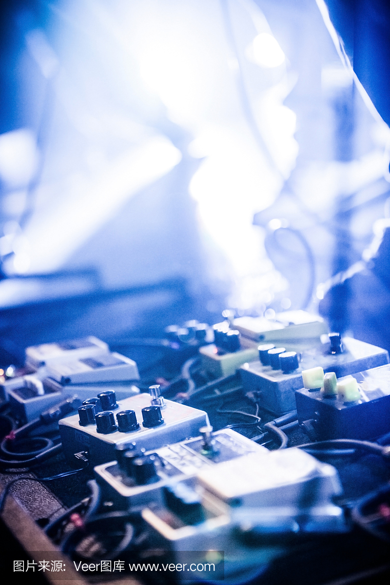 吉他踏板在舞台上与现场乐队表演