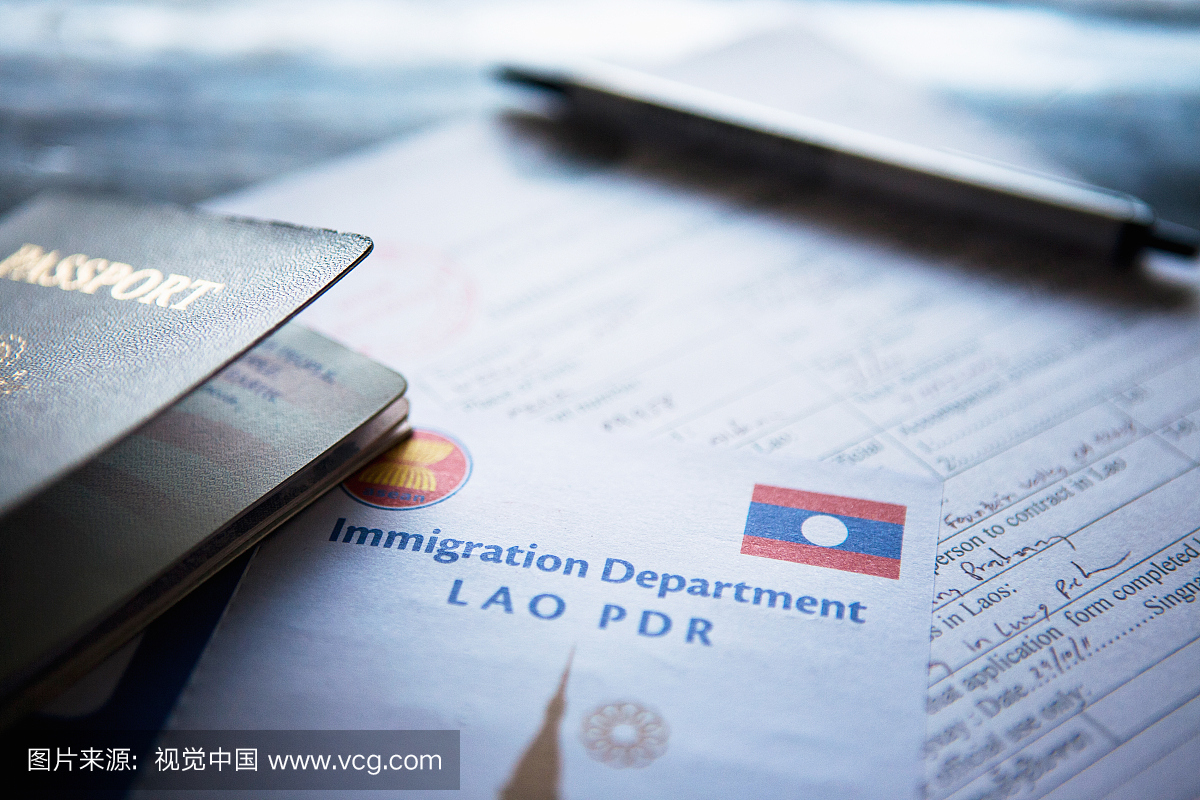 护照和老挝移民文件。