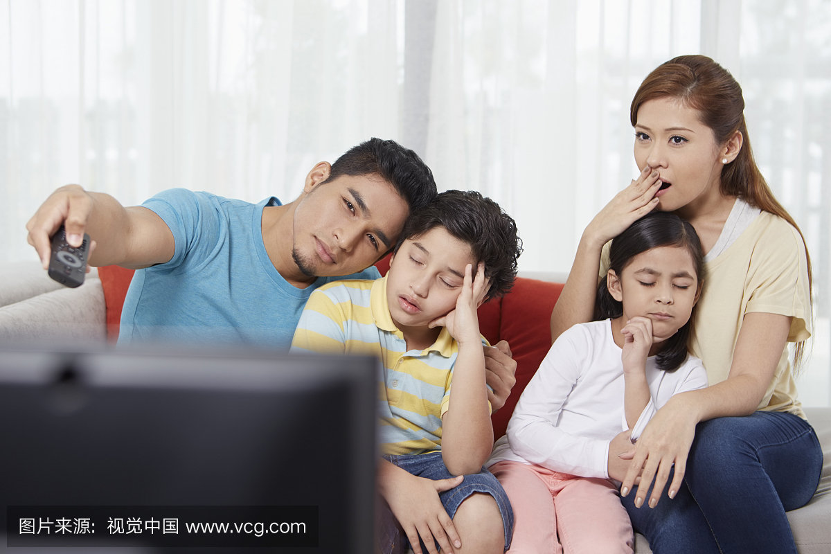 家长和孩子看电视,三分之一长度,腰围,前视图,侧
