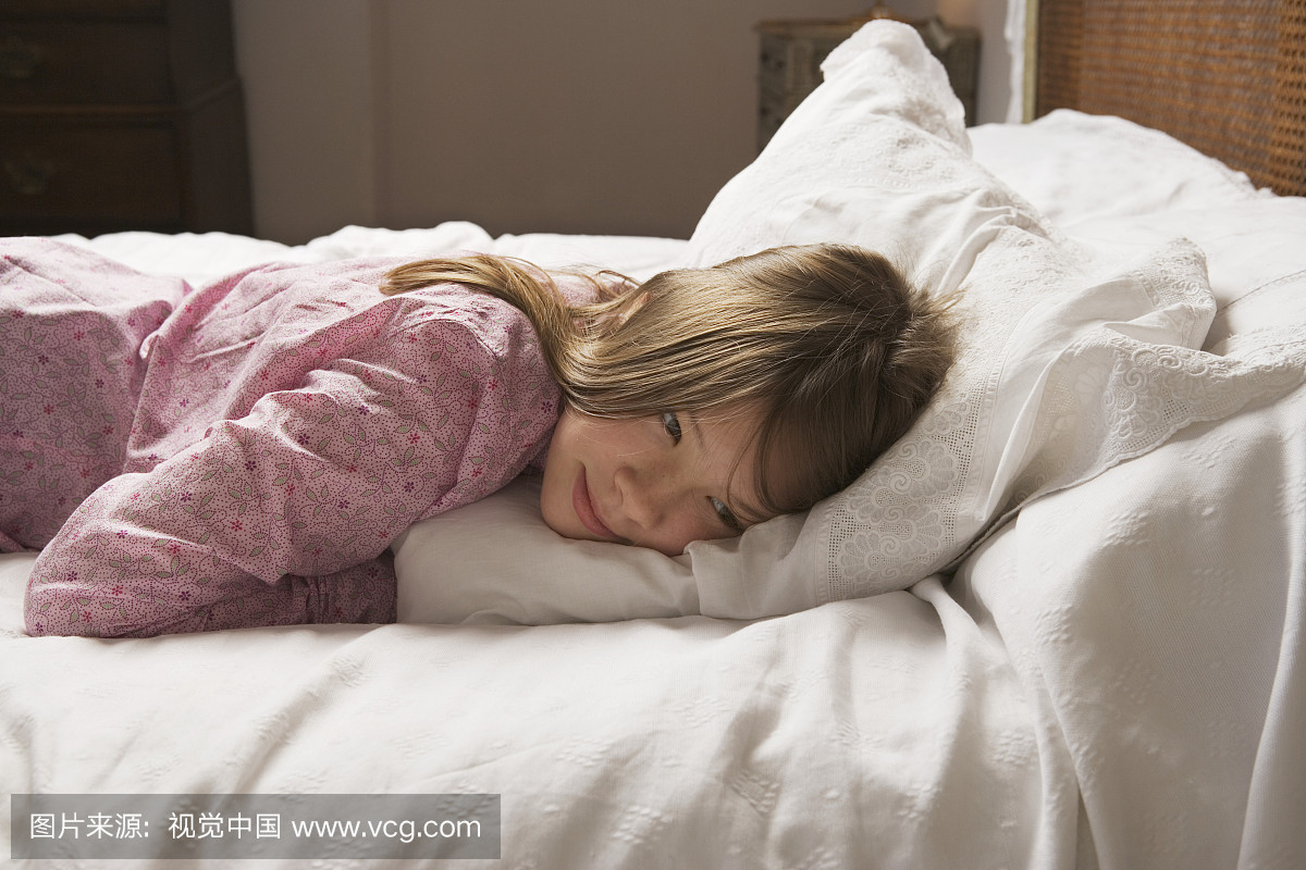 女孩(10-12)躺在床上