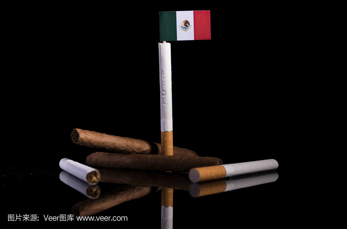 墨西哥国旗与香烟和雪茄。烟草业概念。