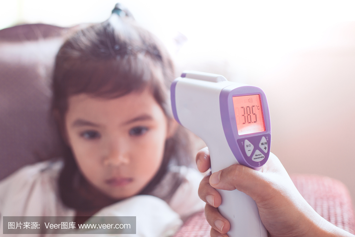 测量温度与她红色的温度计她生病的亚洲小孩女