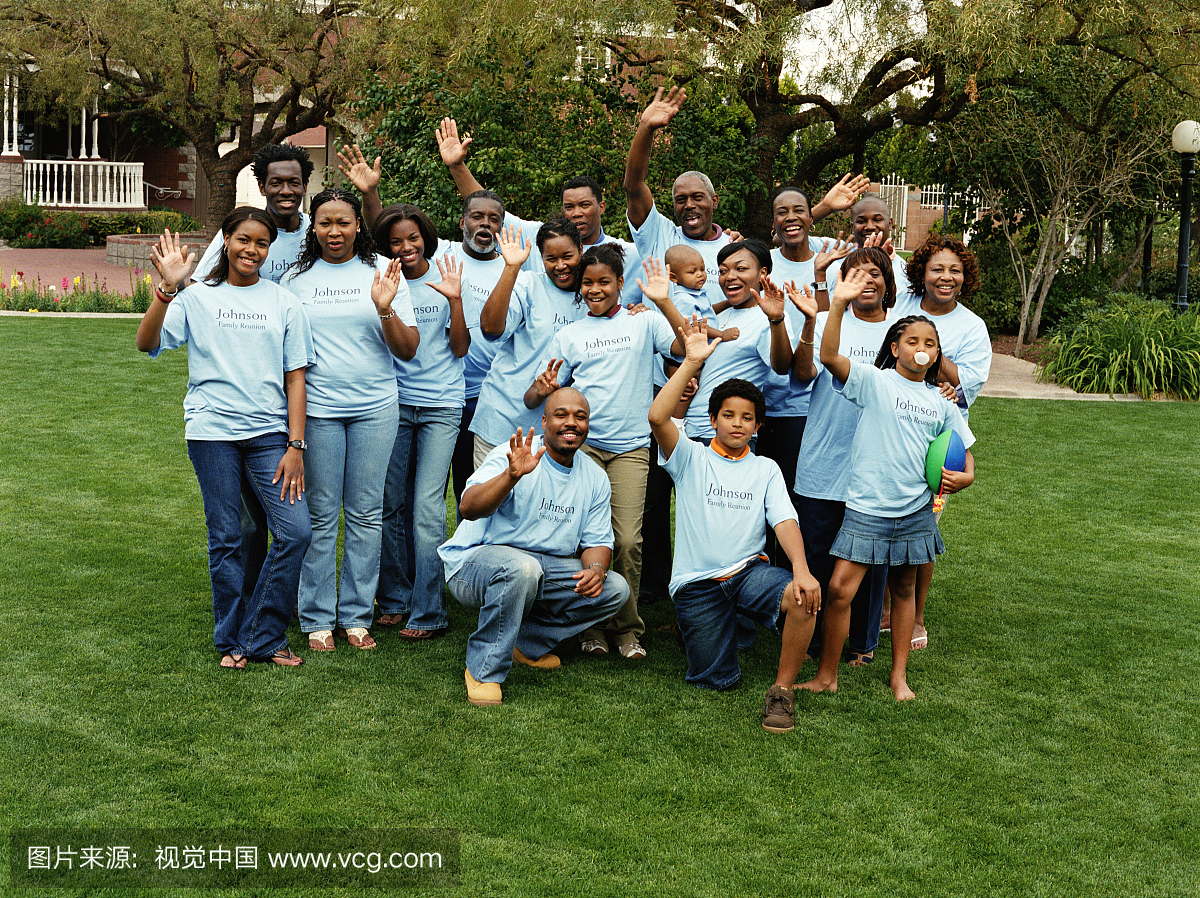 多世代家庭挥舞着团圆