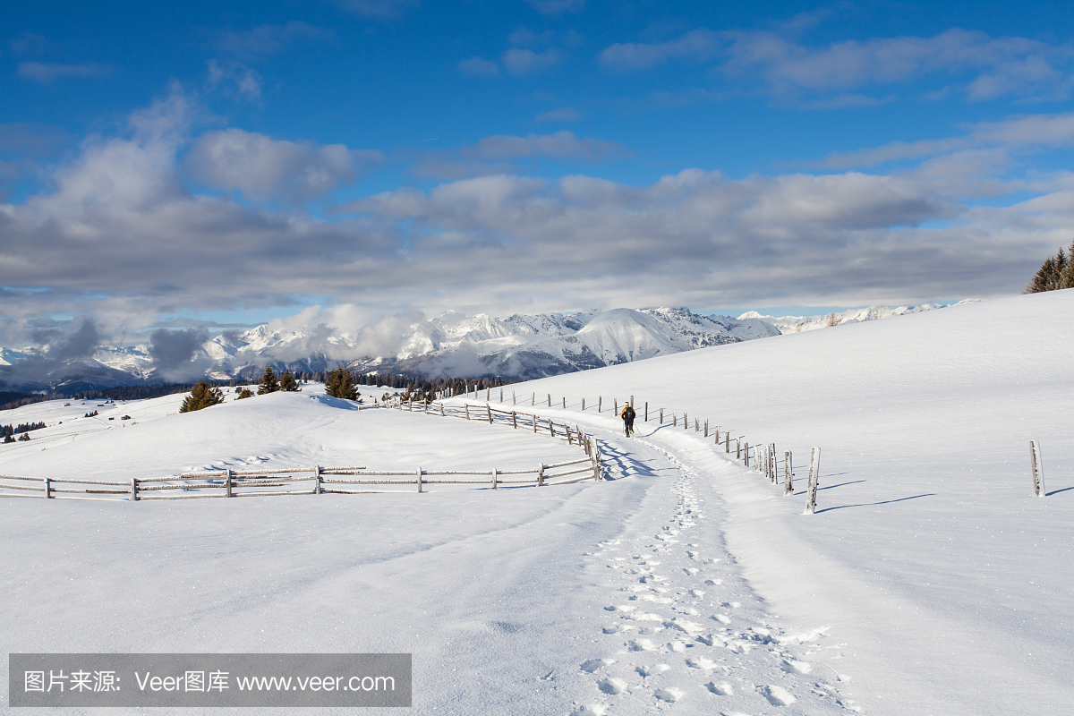 雪山景观和蓝天在南蒂罗尔意大利冬季季节旅行