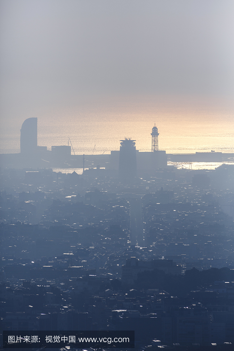 有雾的鸟瞰图巴塞罗那城市scape,西班牙