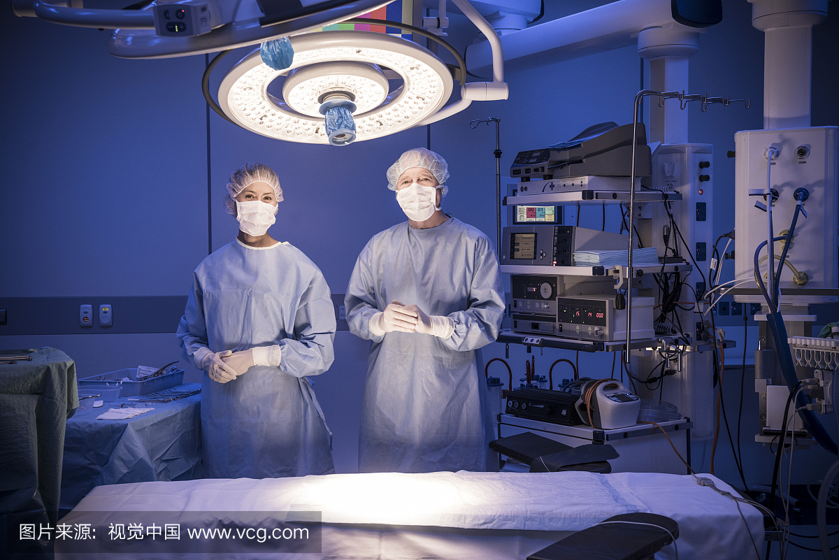 两名手术室外科医生用手术灯,肖像