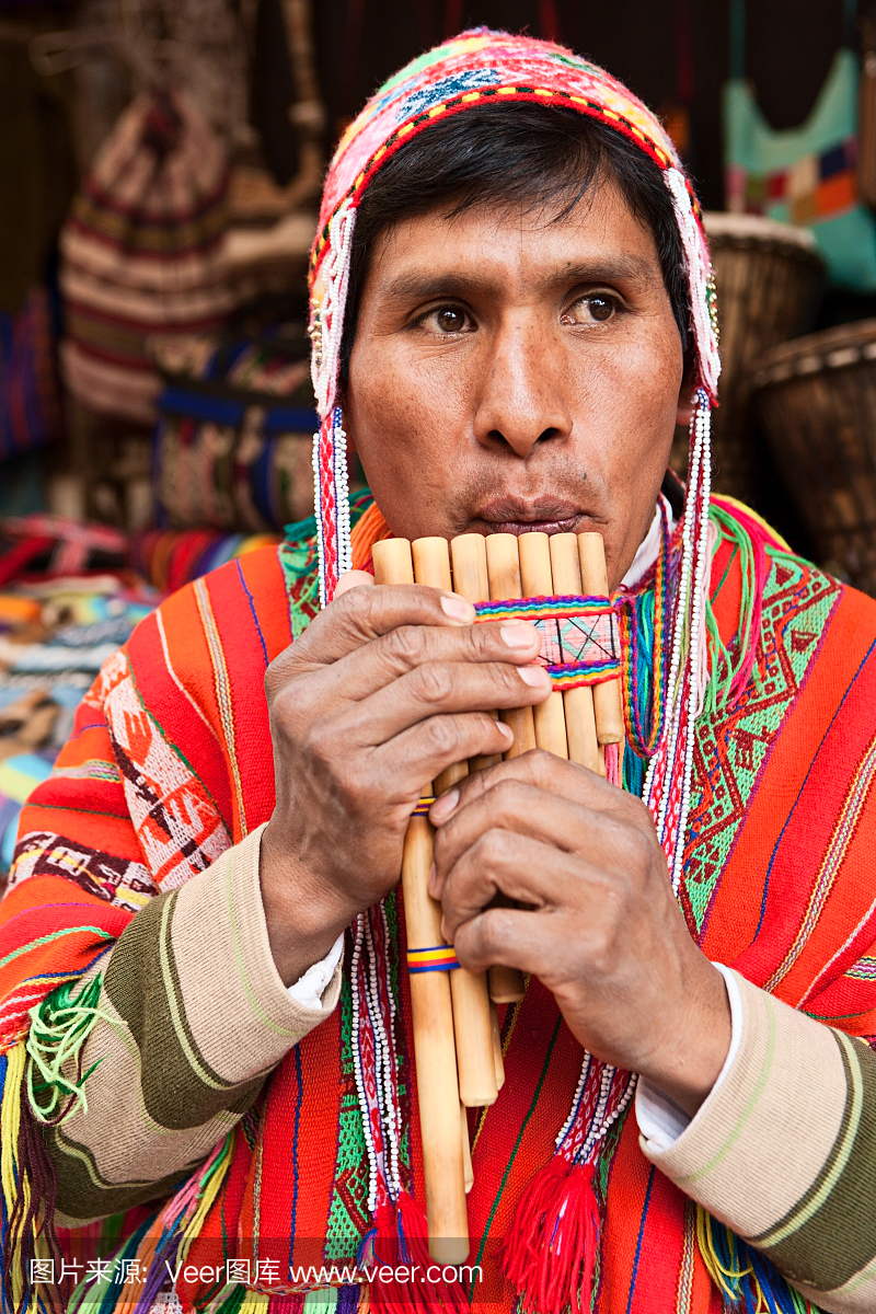 肖像的秘鲁人玩siku(panpipe),Pisac市场