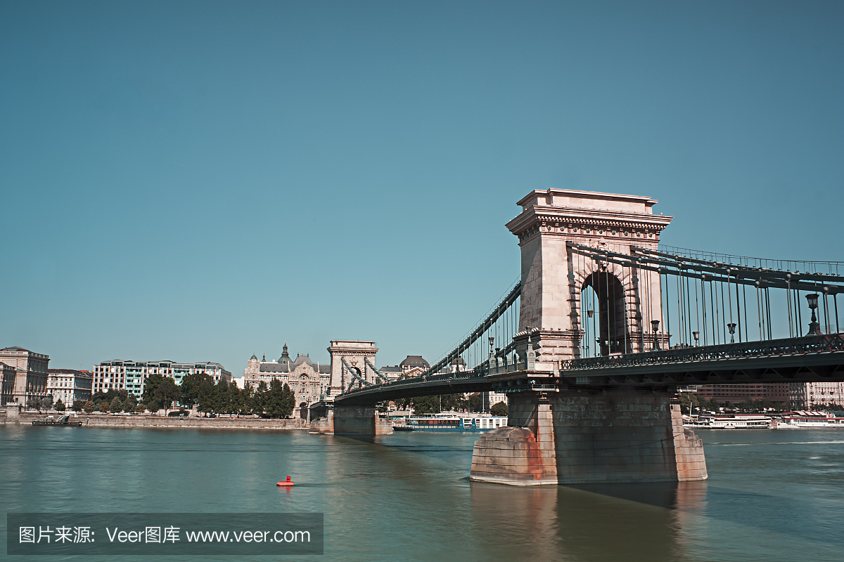 桥梁在蓝色多瑙河布达佩斯匈牙利